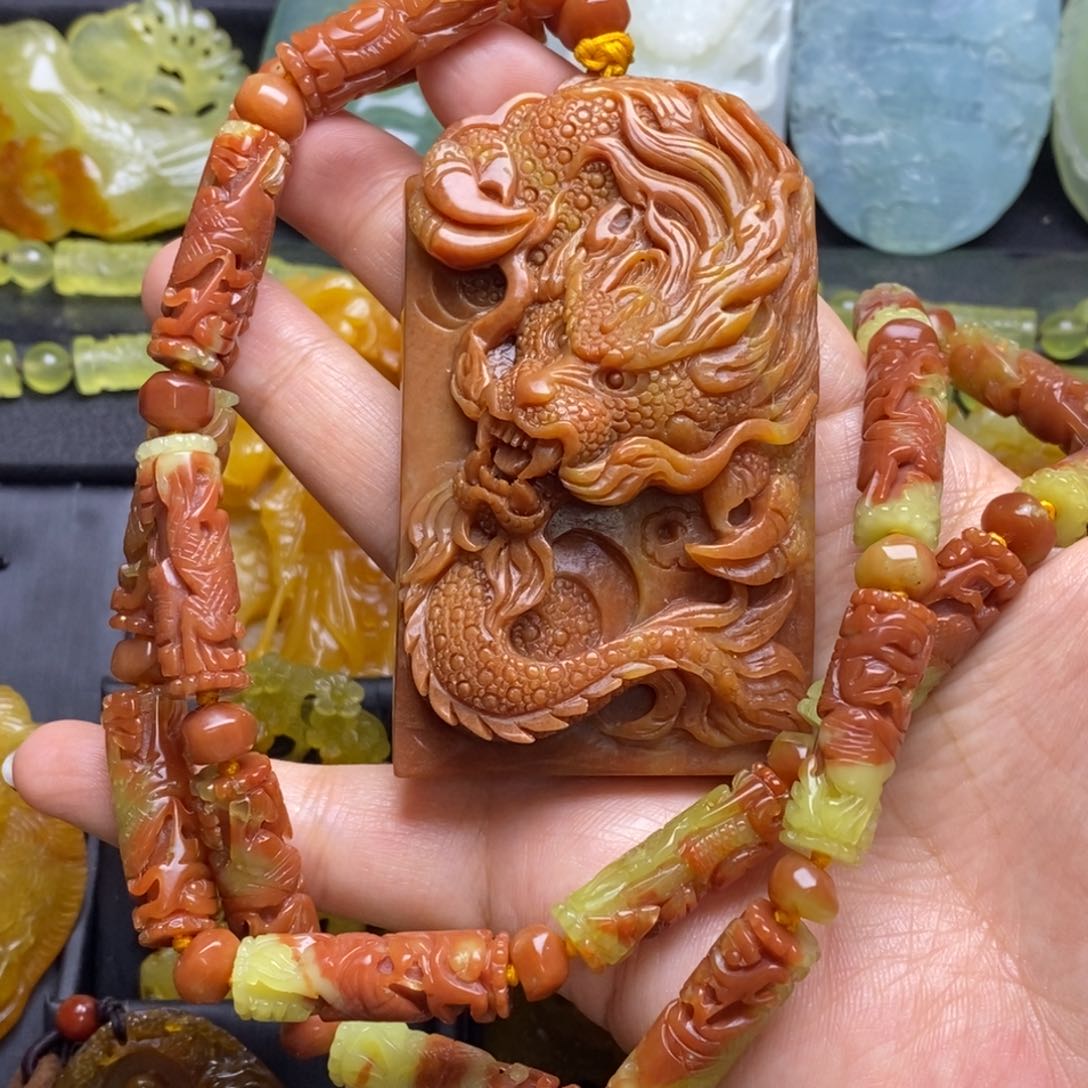 蛇纹石玉颈饰未镶嵌小*华