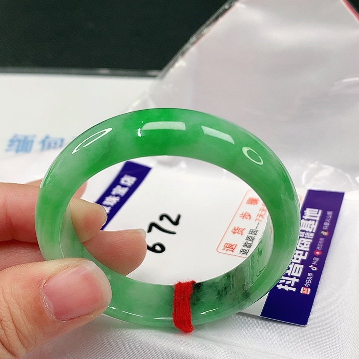 翡翠手镯未镶嵌稚*翡翠