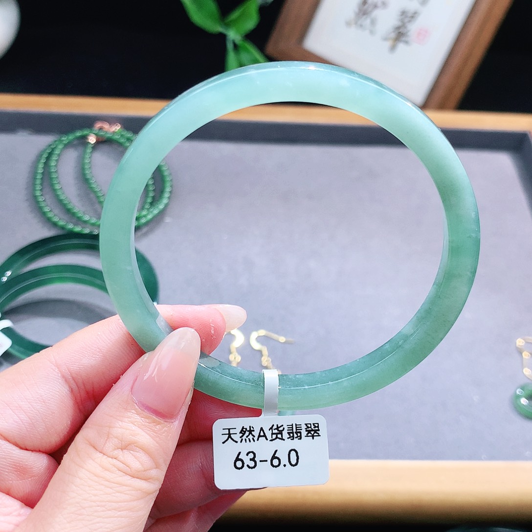 翡翠手镯（圆镯）未镶嵌