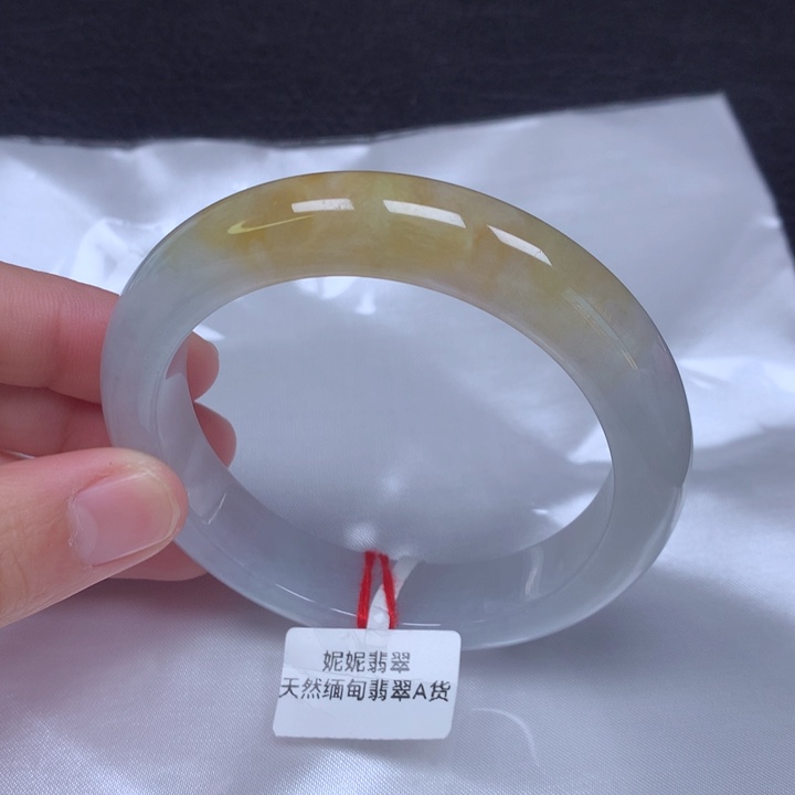 翡翠手镯未镶嵌。