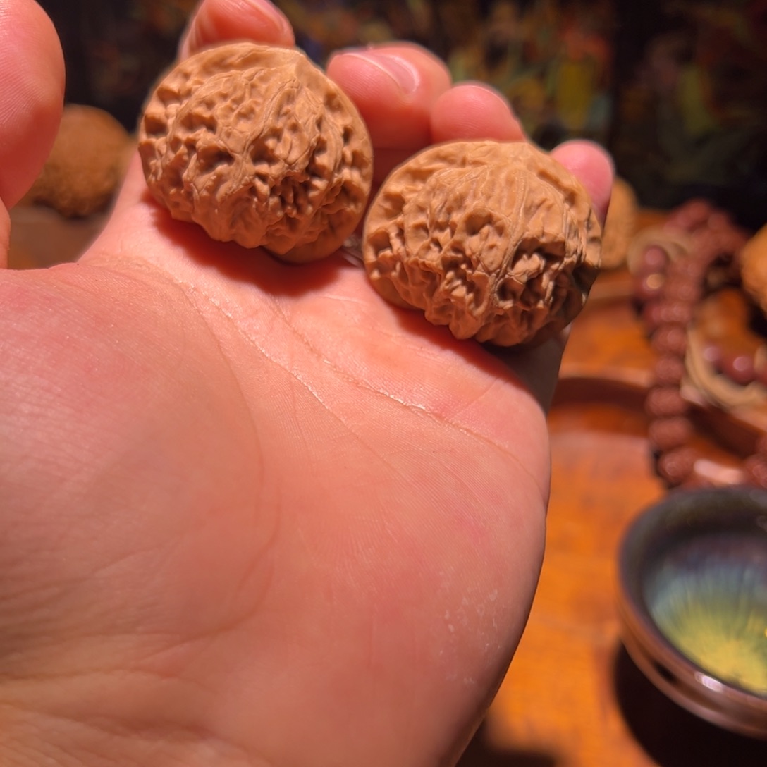 把件文玩核桃41红皮宫灯一对，有皮质有骨质，顶部营养线，包玩掉