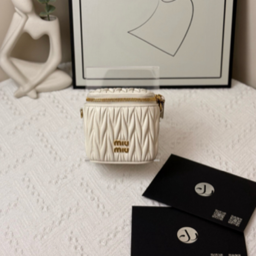 99新 MIU MIU/缪缪 盒子包 白/JW4540