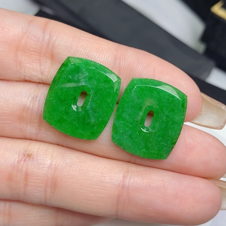 翡翠未镶嵌耳饰福贝