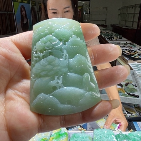 翡翠未镶嵌颈饰一个