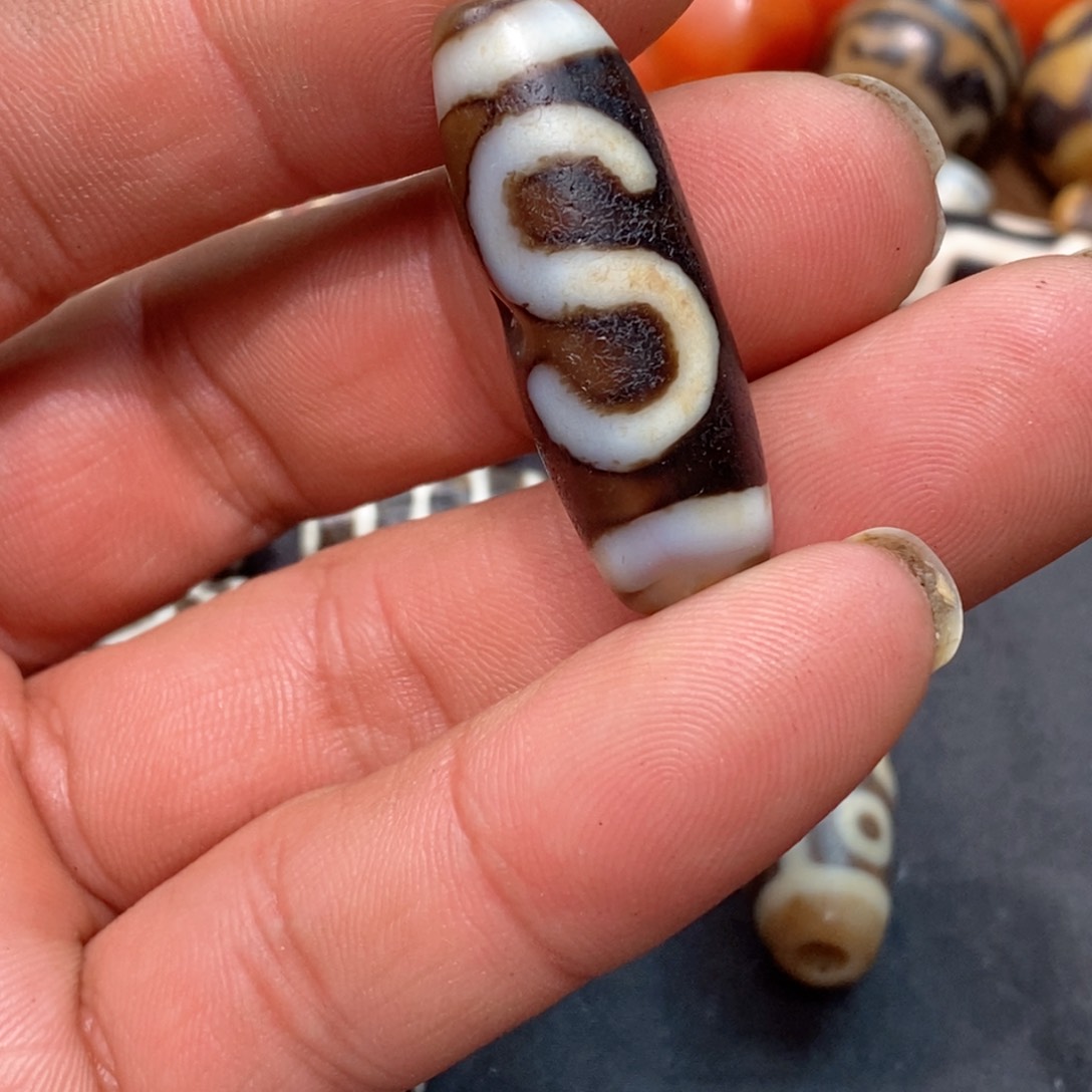 DIY琉璃珠子的颜色是蓝色和白色