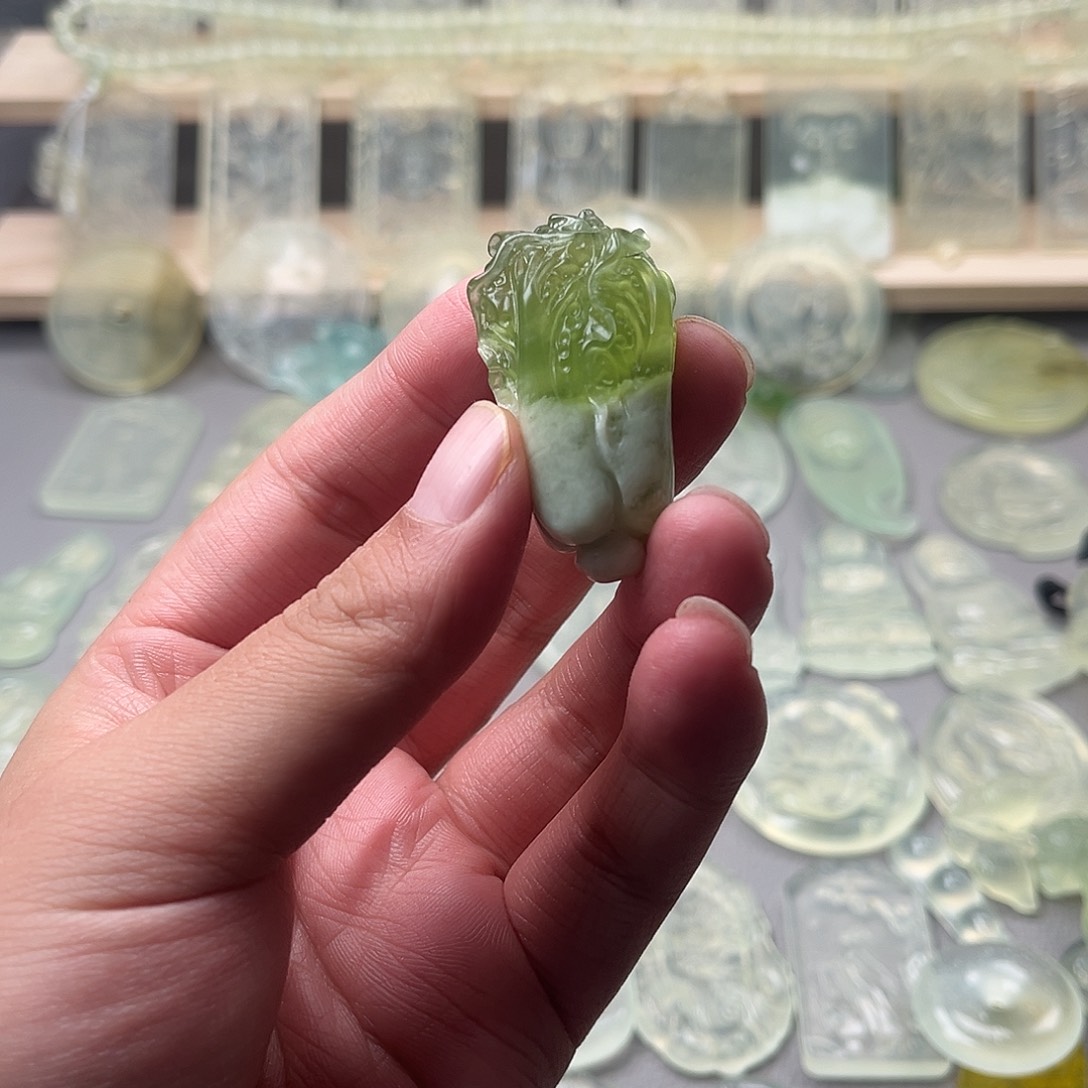 蛇纹石玉未镶嵌颈饰