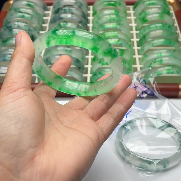 早***息石英质玉未镶嵌手镯