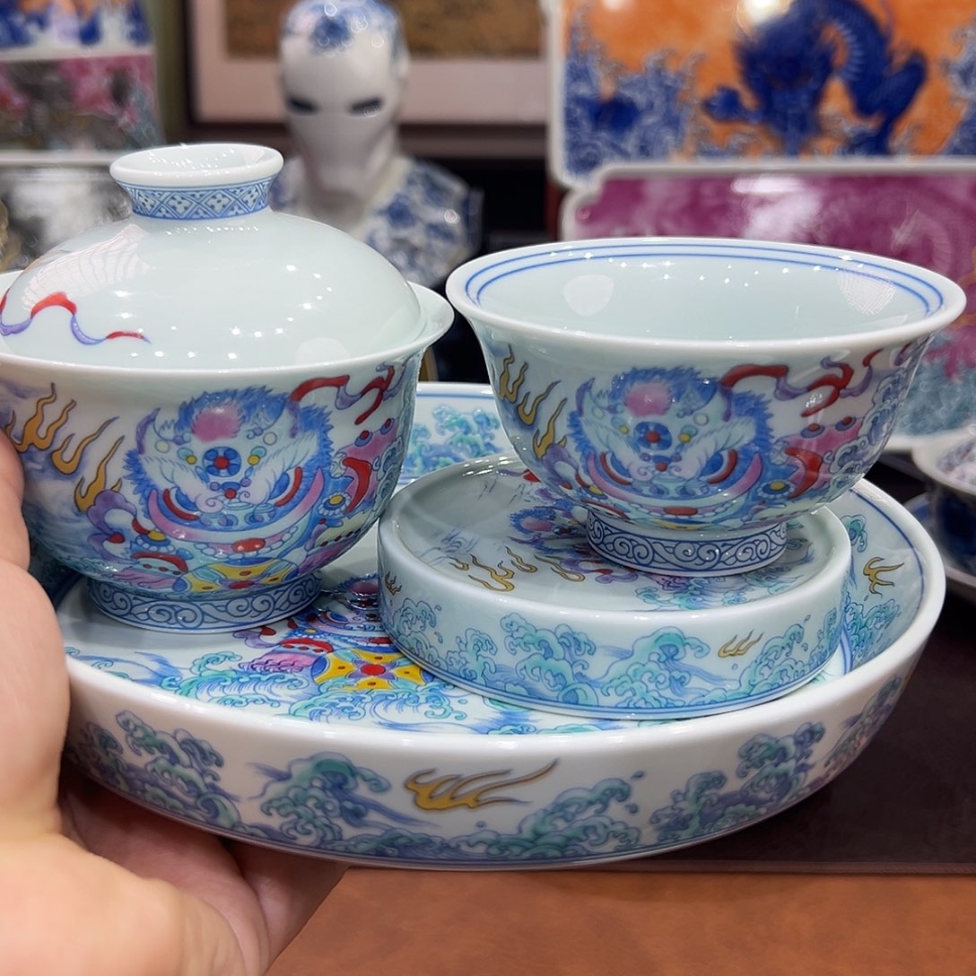 摆件来咯莫哦莫小心翼翼