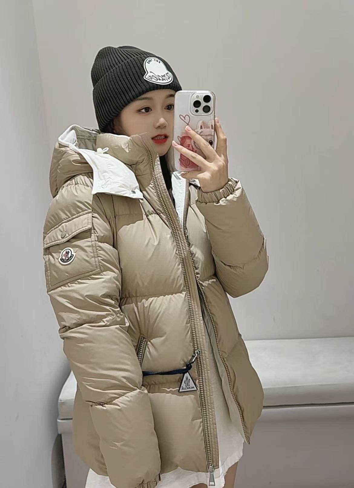 未使用 MONCLER MJ25 FOURMINES 卡其色毛毡Logo羽绒服1A00101