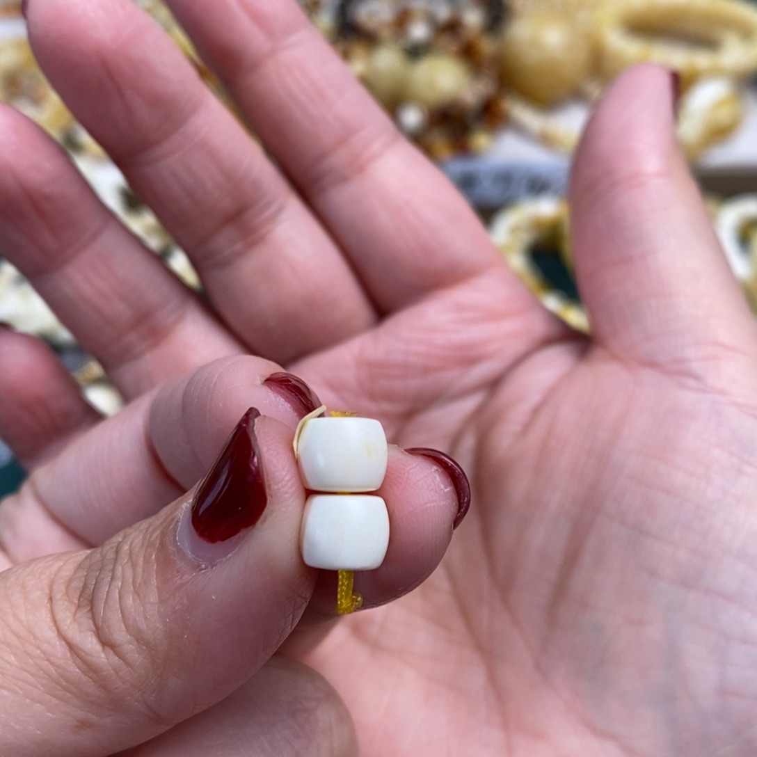 琥珀裸石未镶嵌漆瓷白直切对珠7.7