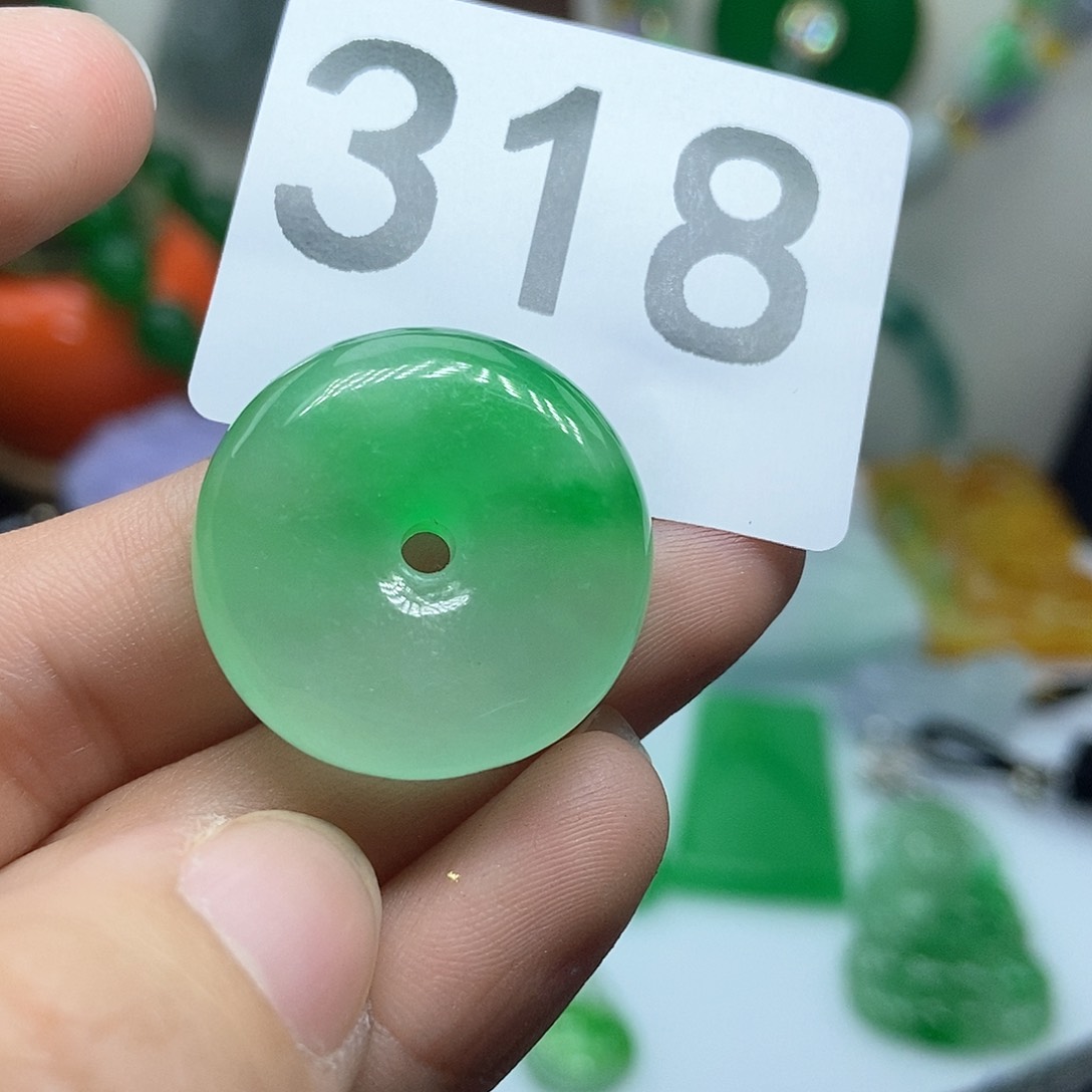 翡翠吊坠(赠链)未镶嵌