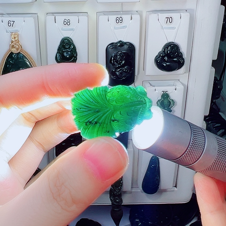 蛇纹石玉颈饰未镶嵌