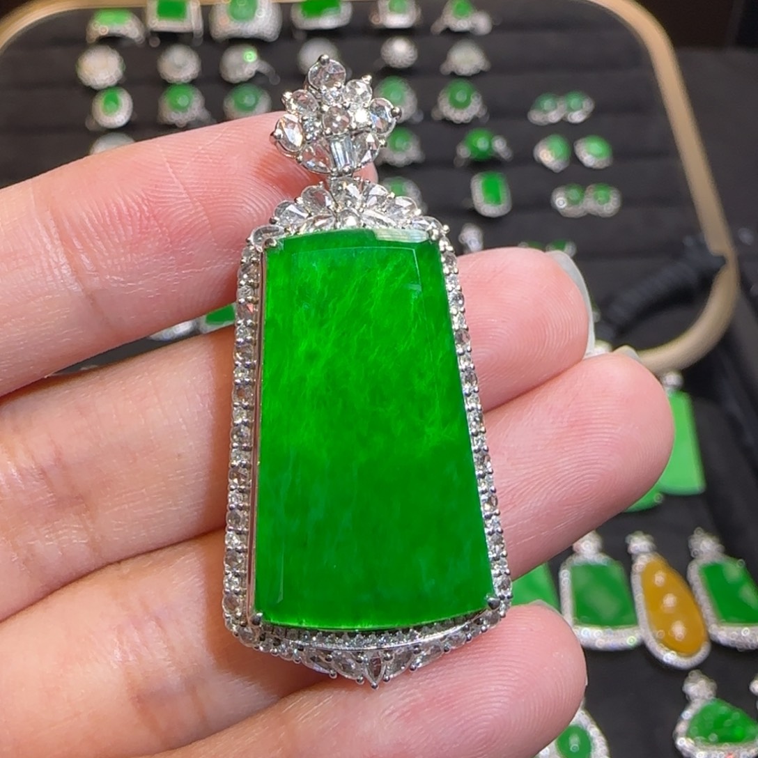 翡翠18K金镶嵌颈饰吊坠