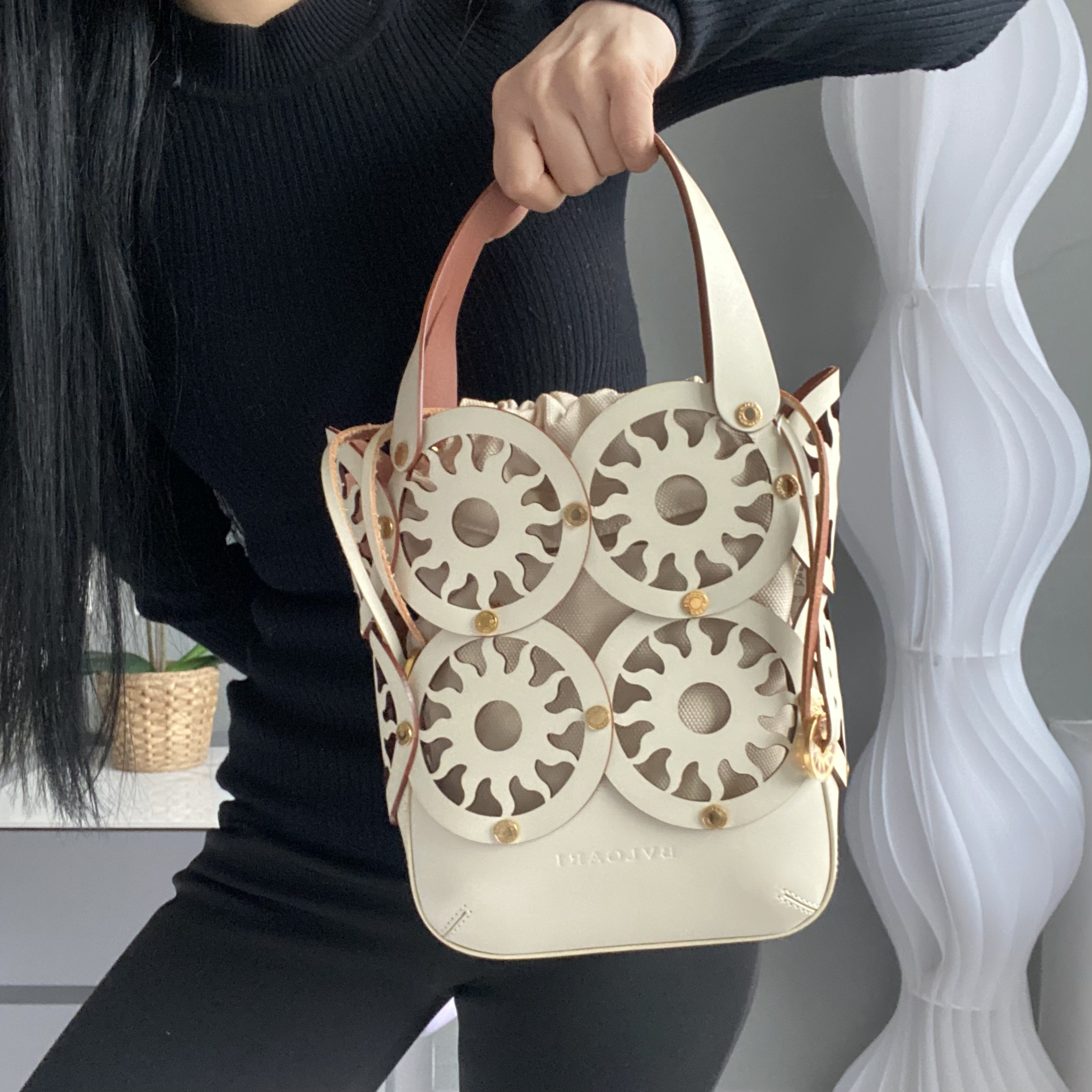 95新 BVLGARI/宝格丽 【可】 奶昔白镂空雕花手提包 00 1127