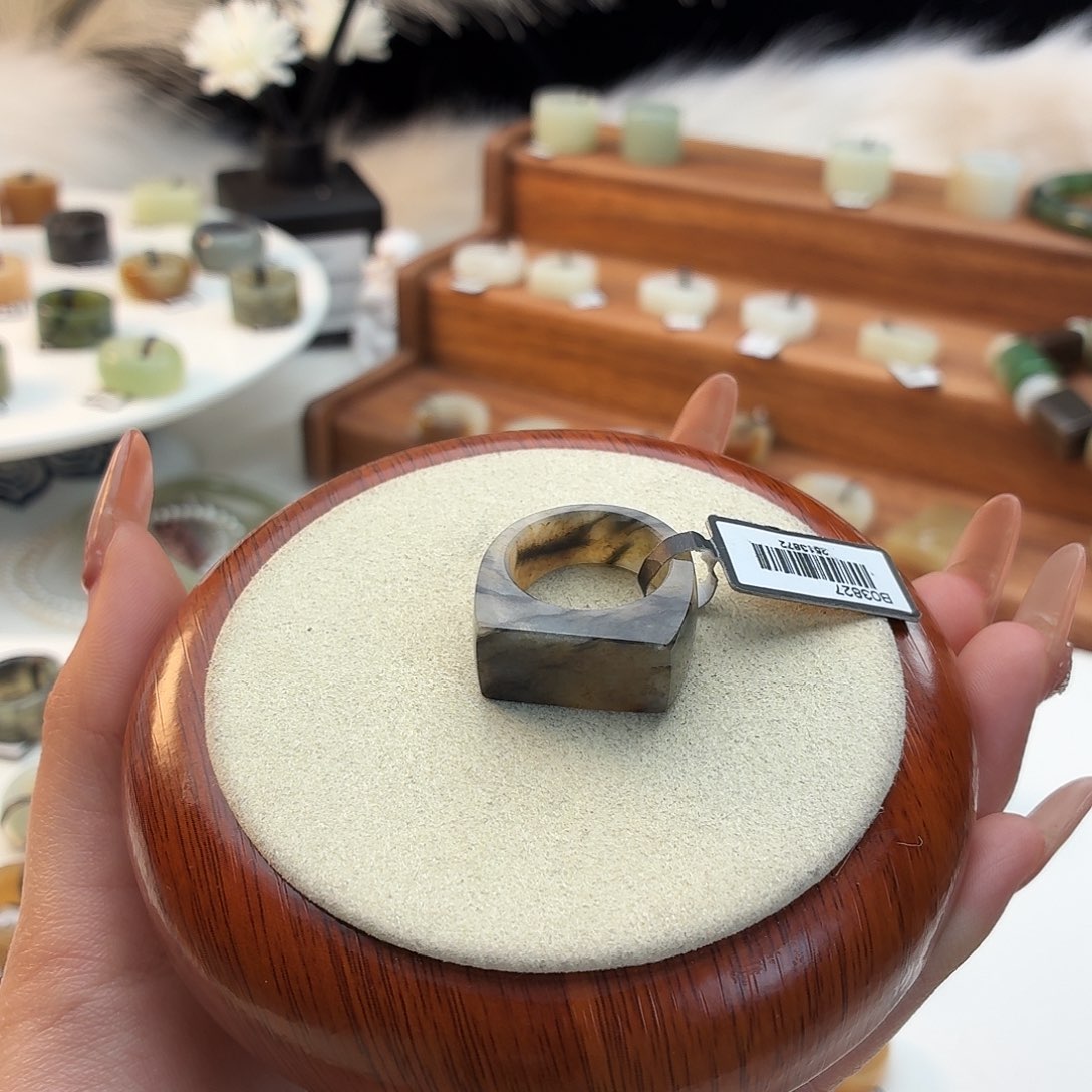 和田玉未镶嵌戒指妖花马鞍17.78j200