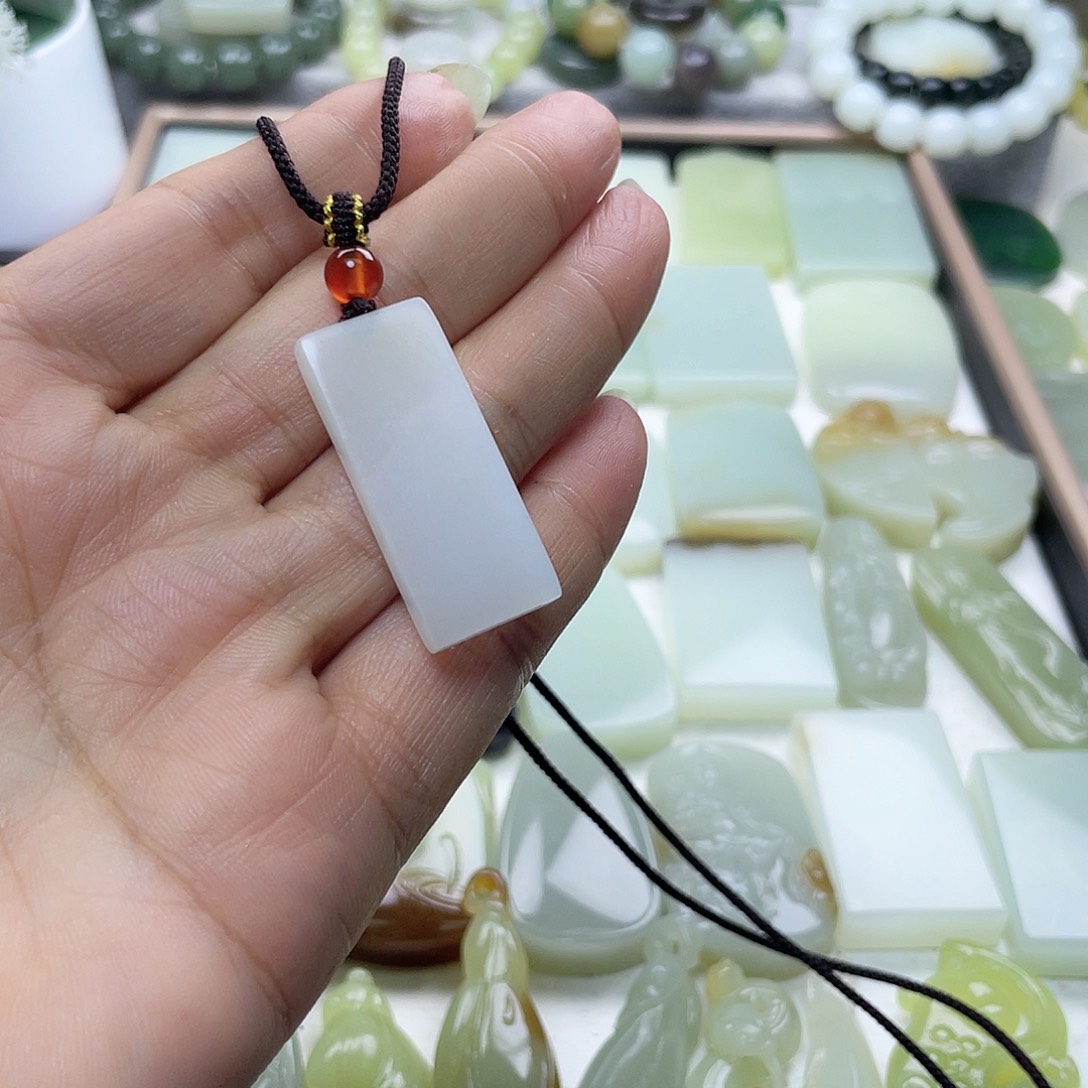 颈饰未镶嵌和田玉（糖玉）