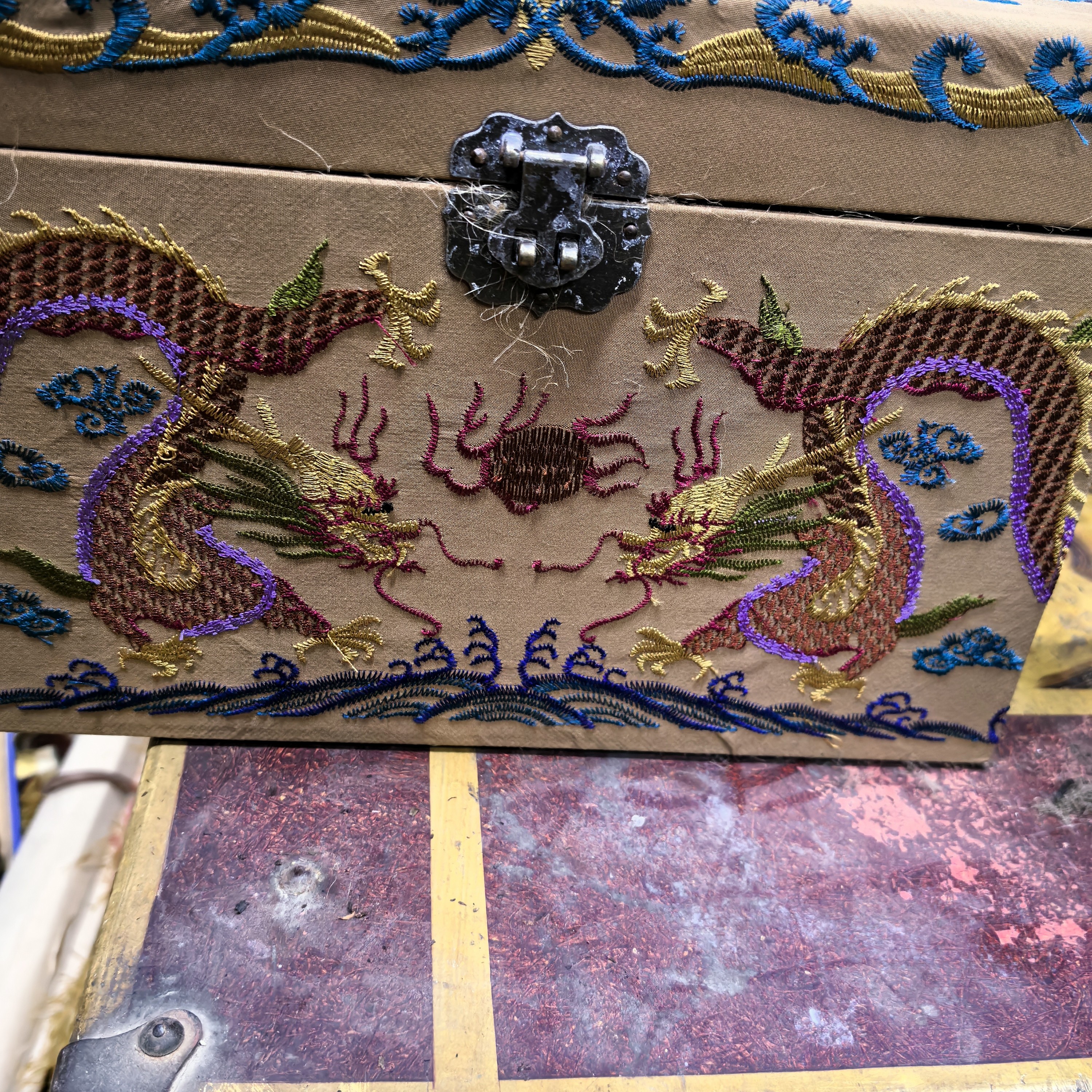 （闪购链接）白龙纹刺绣箱