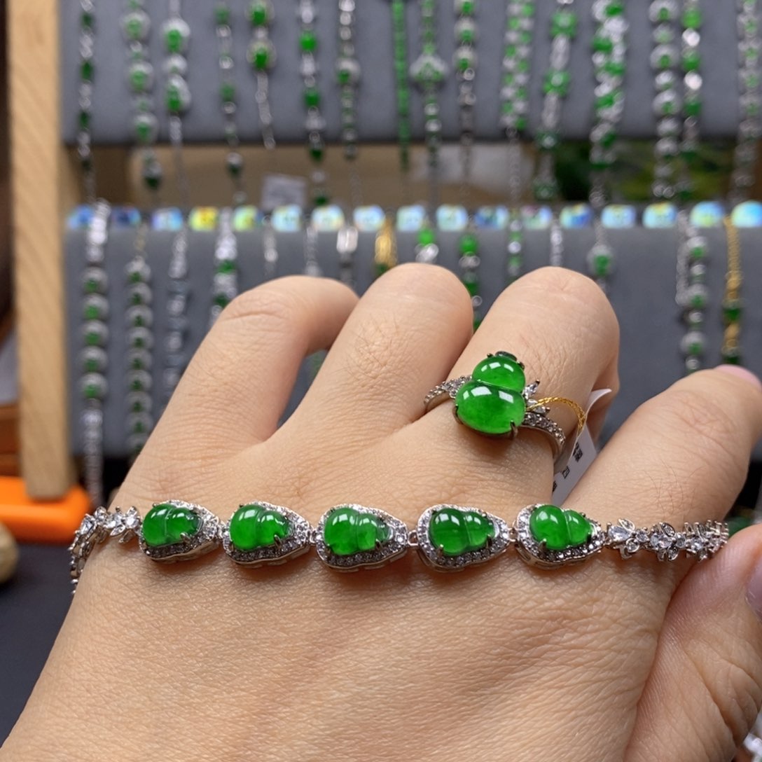 颈饰银S925镶嵌翡翠呐****魂一套