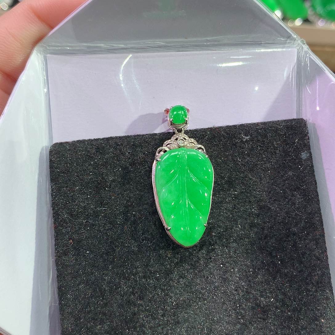 翡翠吊坠(赠链)18K金镶嵌