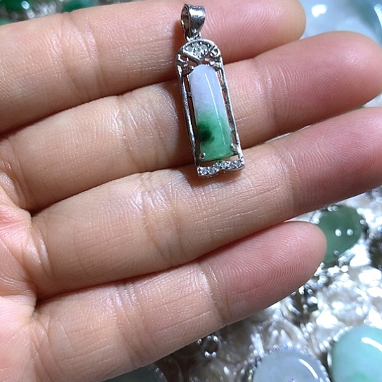 翡翠银S925镶嵌颈饰平安无事。有纹