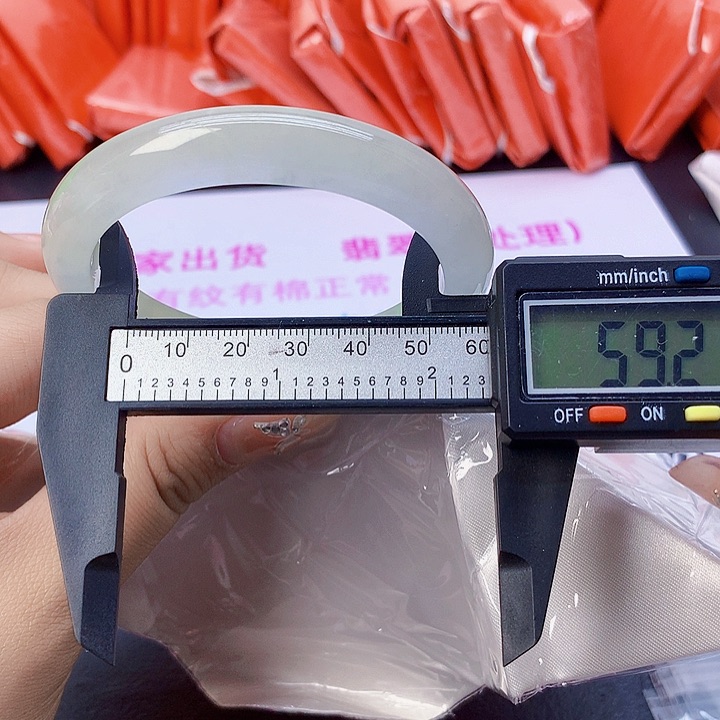 翡翠手镯未镶嵌159。