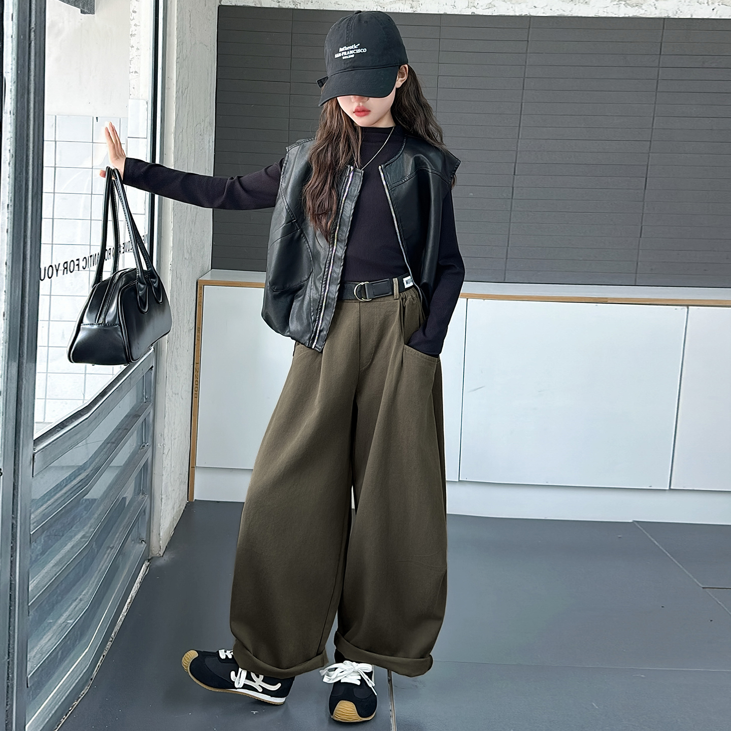 2025新款女童黑色皮马甲三件套装秋季休闲弯刀裤小个子显瘦短款潮