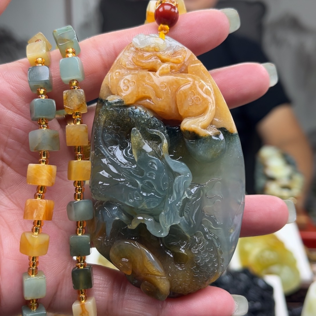 岫玉未镶嵌颈饰挂件