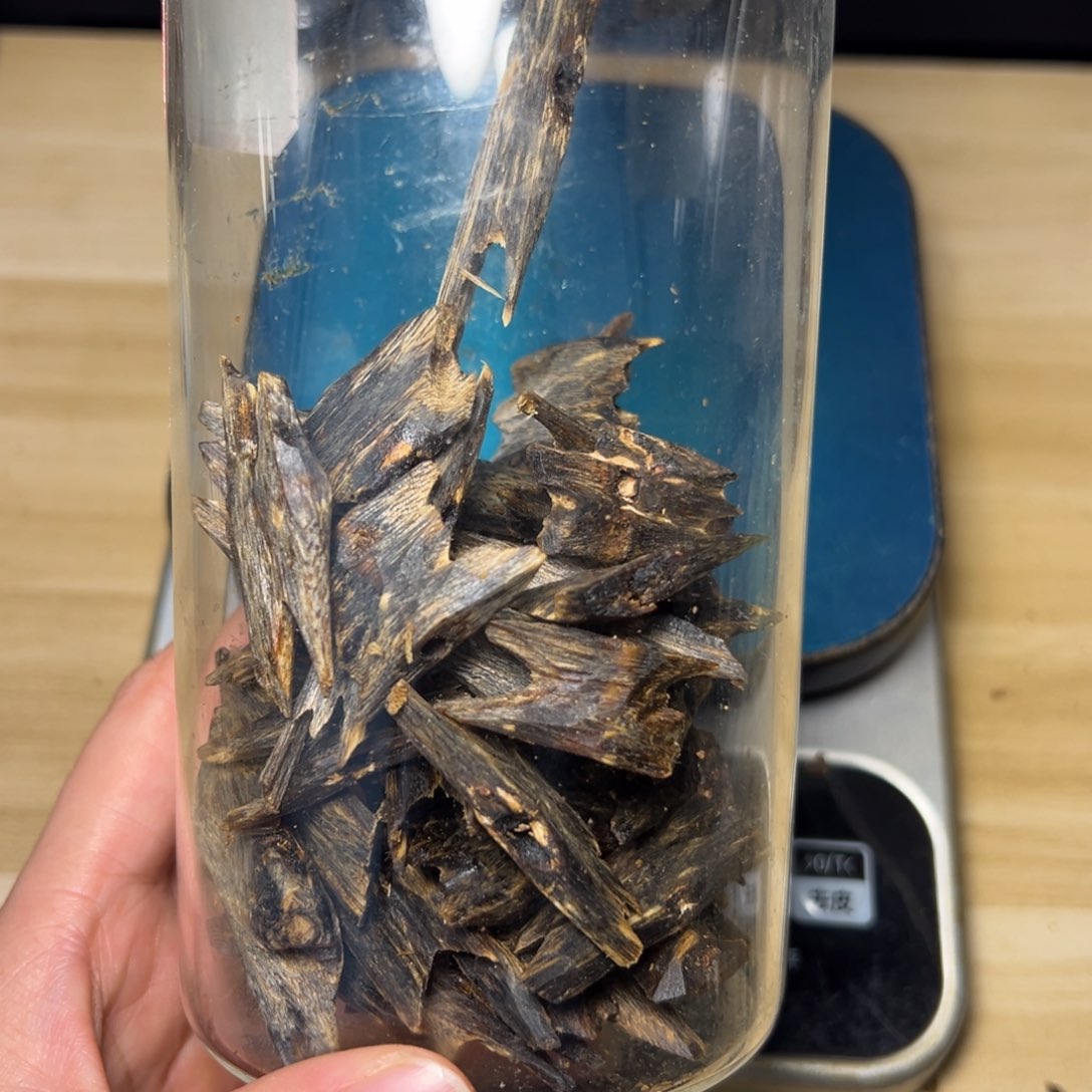 树脂制品寒**人海南澄迈老料天然沉陆河漏油瓜子料