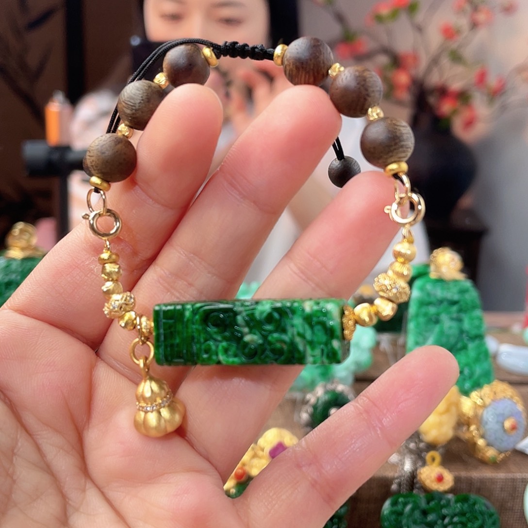 翡翠未镶嵌吊坠(赠链)