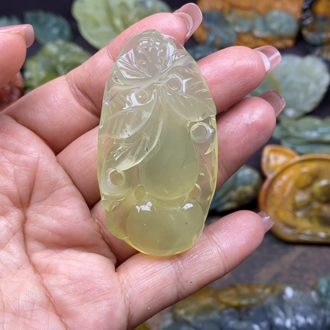 蛇纹石玉颈饰未镶嵌