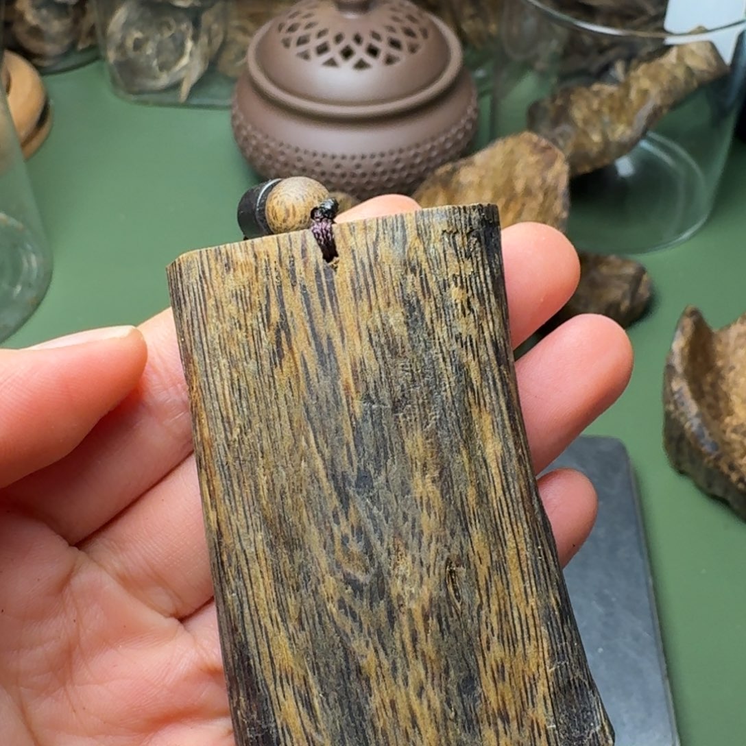 沉香手把件海南乌身原叶定制牌块料17克