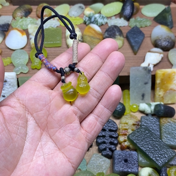 浮***丶蛇纹石玉未镶嵌颈饰