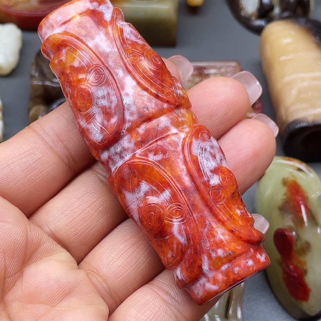 大***T和田玉未镶嵌颈饰