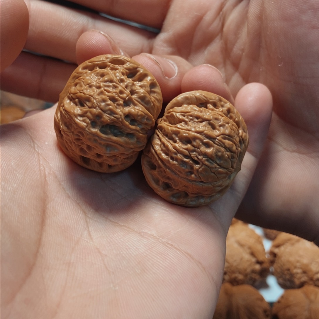 文玩核桃吊坠血麒麟