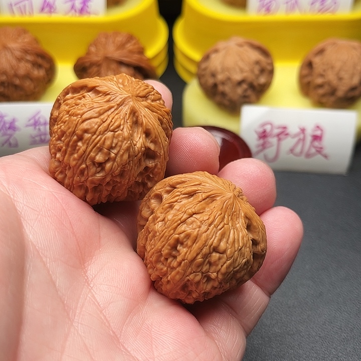 文玩核桃吊坠绣球打底