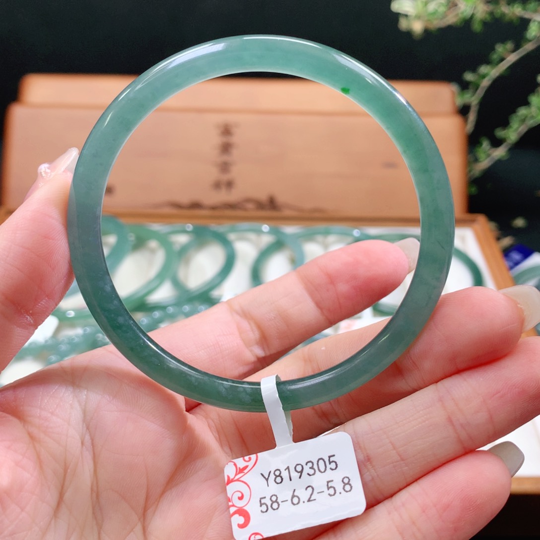 翡翠手镯未镶嵌天然