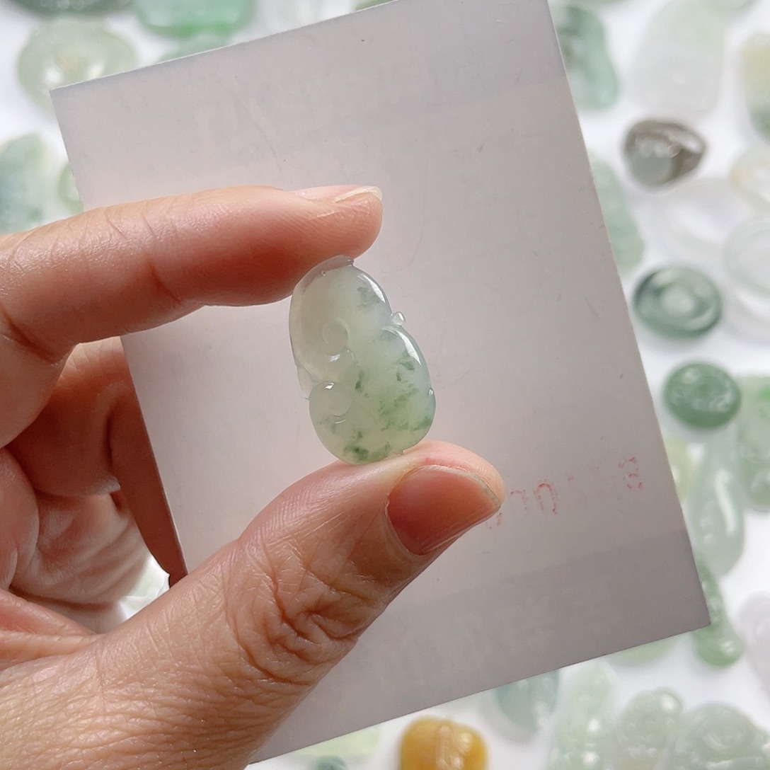 翡翠颈饰未镶嵌如意