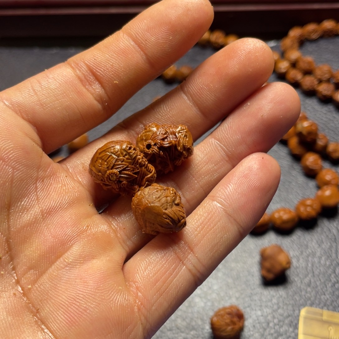 发***豆龙纹桃核雕刻三通