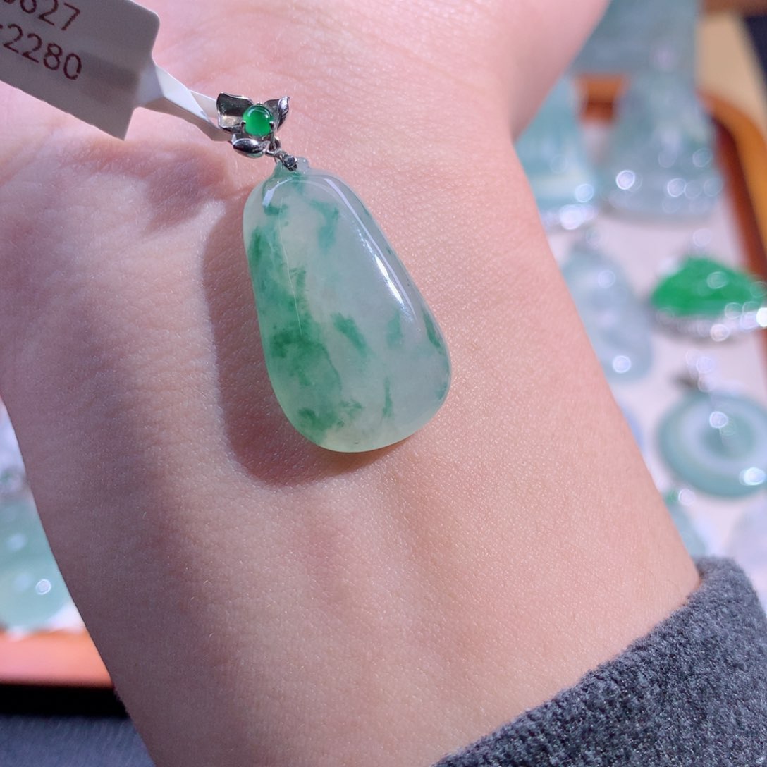 翡翠吊坠(不含链)18K金镶嵌福瓜