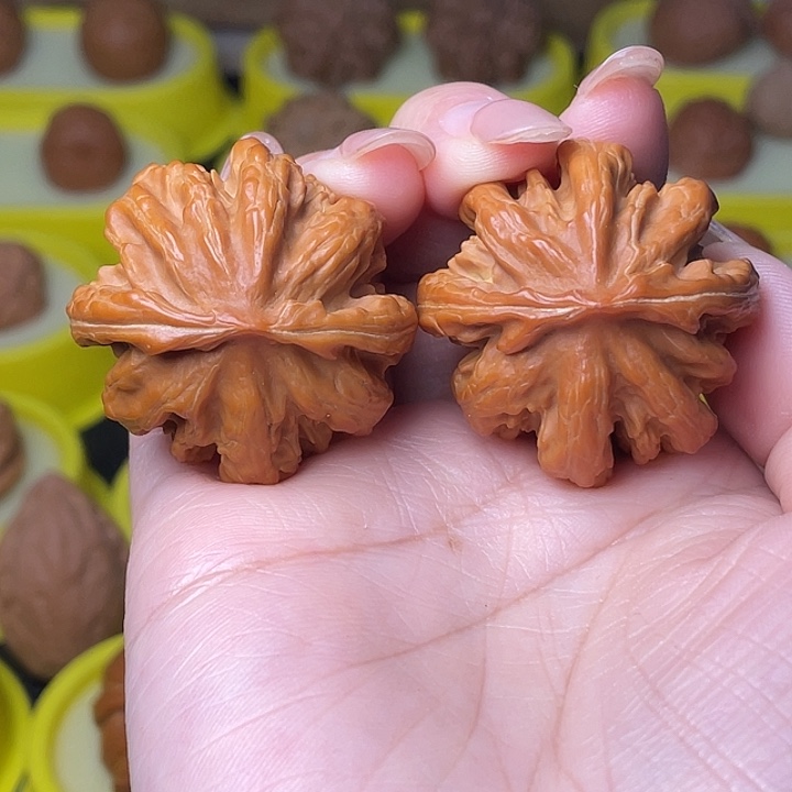 熊***啊文玩核桃吊坠凹底粗筋八棱