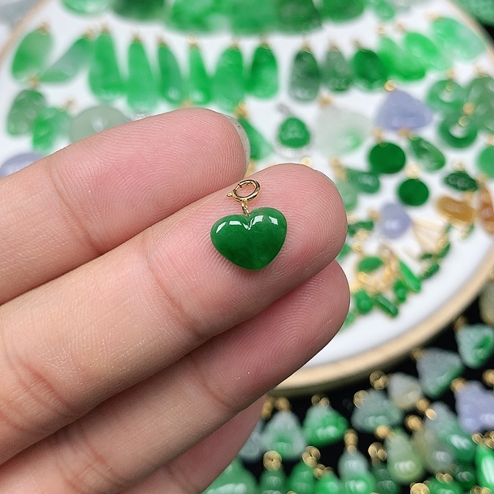 翡翠配石桔****＾18K金扣头 精美缅料满绿小爱心