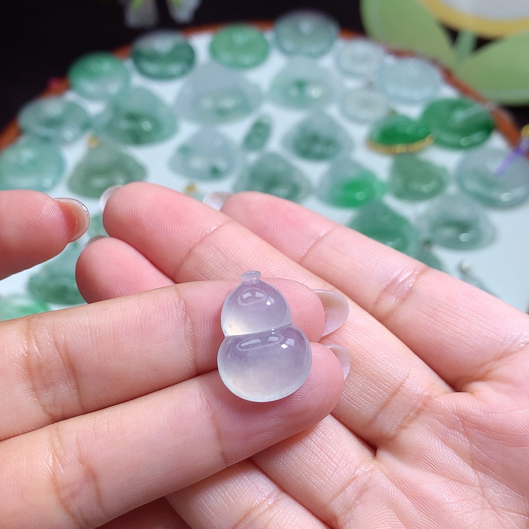 翡翠未镶嵌颈饰葫芦