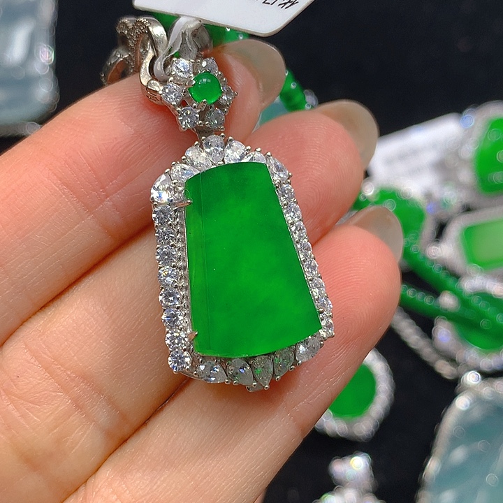 翡翠颈饰未镶嵌翡翠