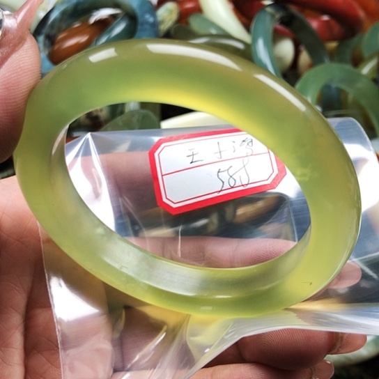 蛇纹石玉手镯未镶嵌王*鸿
