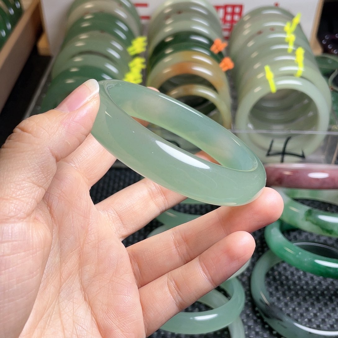 未镶嵌手镯石英质玉
