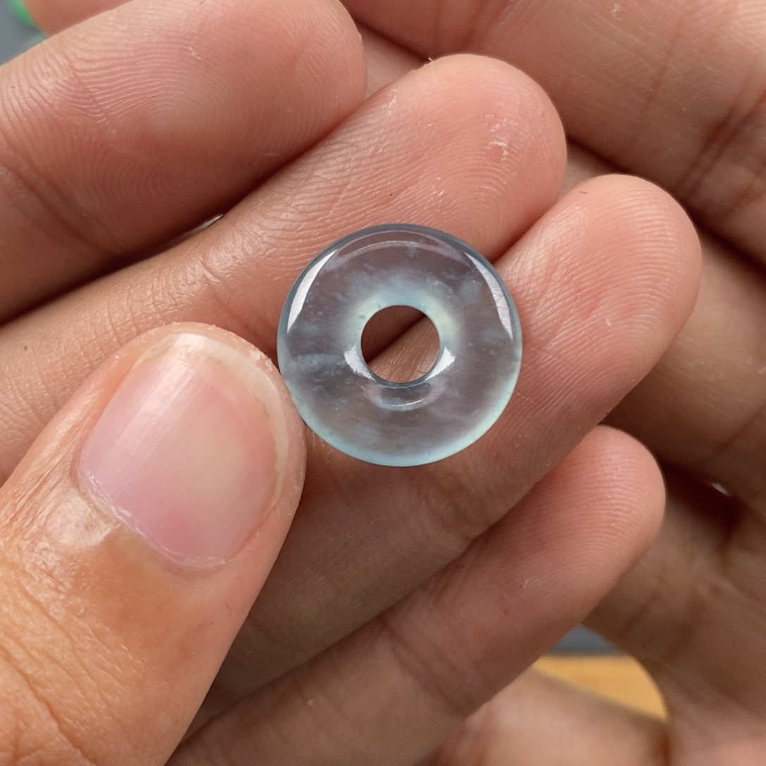 翡翠耳饰未镶嵌翡翠