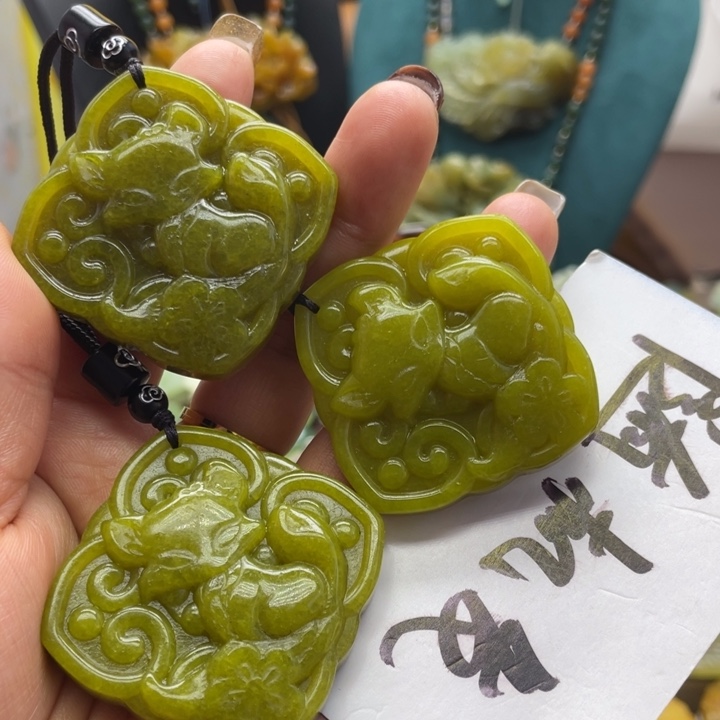 蛇纹石玉未镶嵌颈饰