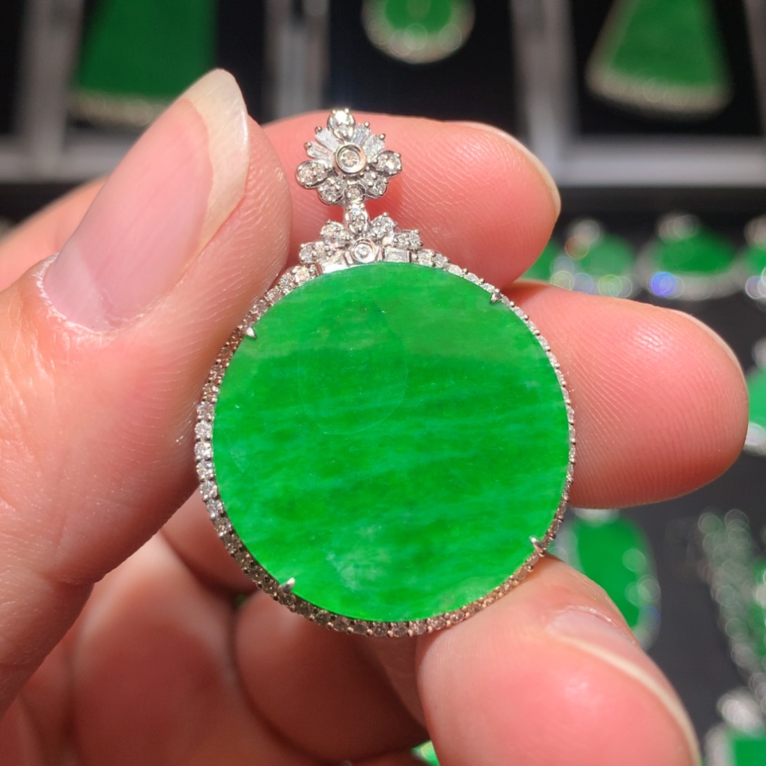 翡翠颈饰18K金镶嵌翡翠