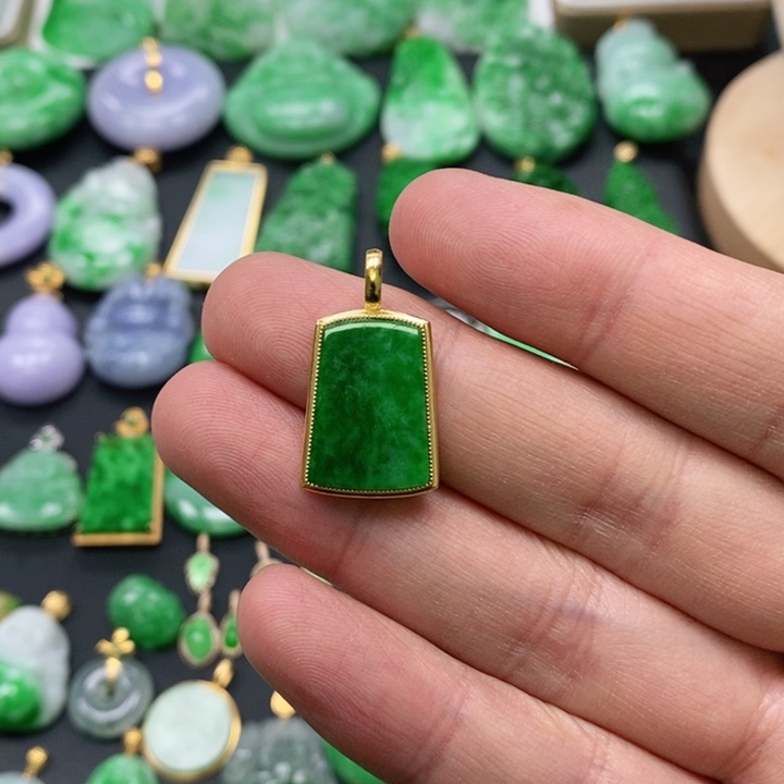 翡翠颈饰未镶嵌吊坠