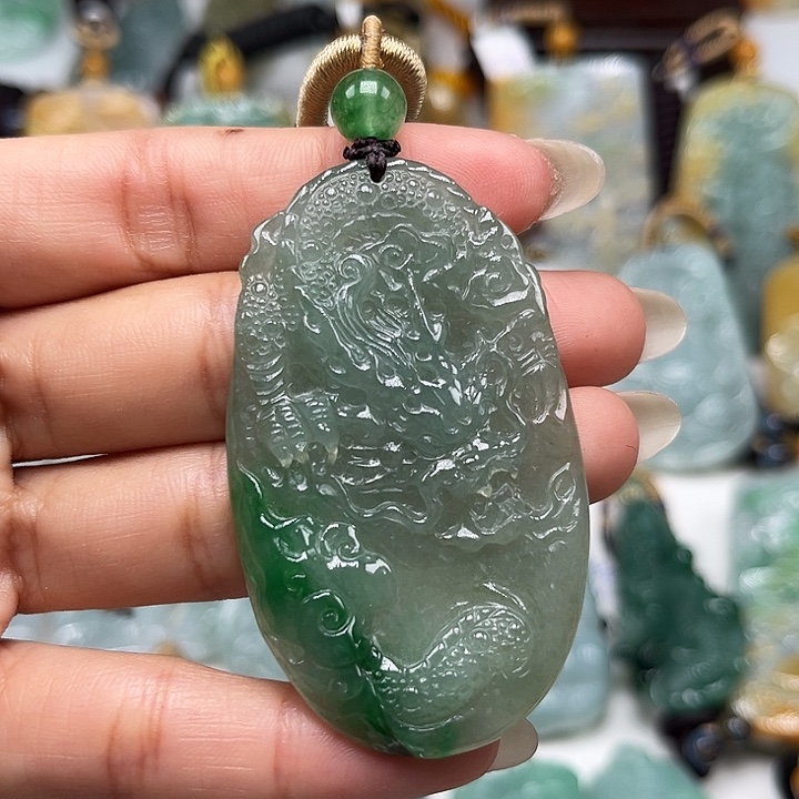 翡翠未镶嵌颈饰龙牌